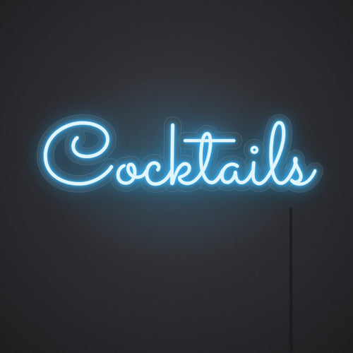 Néon Cocktails en bleu glacier, allumé sur un mur sombre