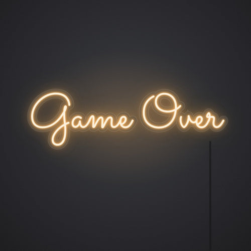 Néon Game Over en blanc chaud, allumé sur un mur sombre